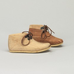 PAIRE DE CHAUSSURES BOIS