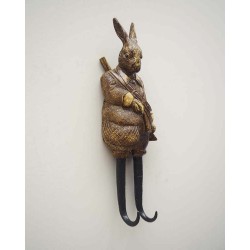 Grand crochet lapin sculpté en résine