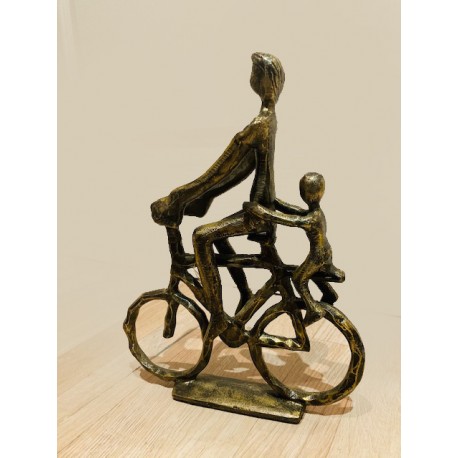 Figurine homme à vélo avec enfant