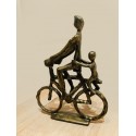 Figurine homme à vélo avec enfant